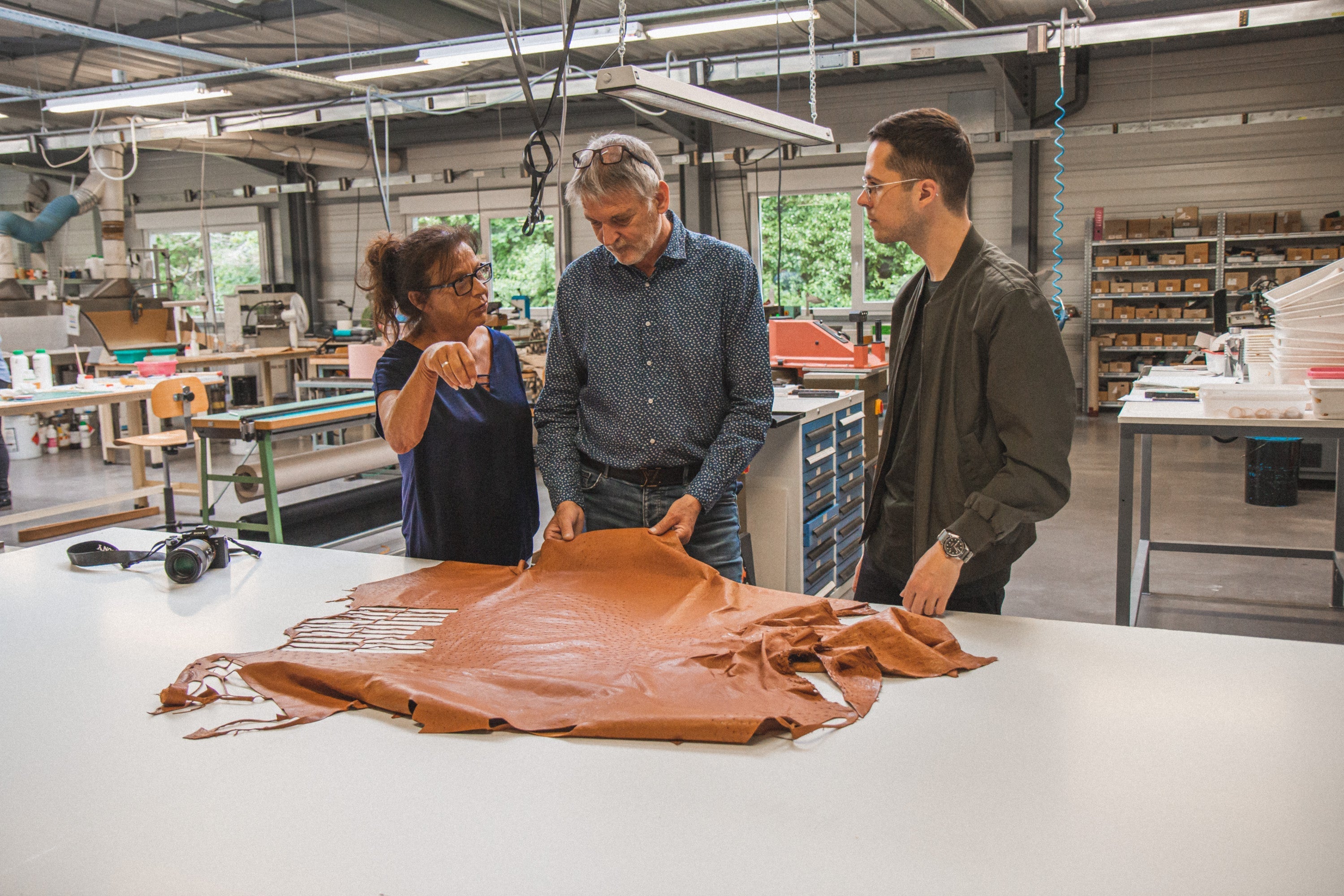 Fabrication de nos bracelets en cuir d'autruche-Charlie Paris