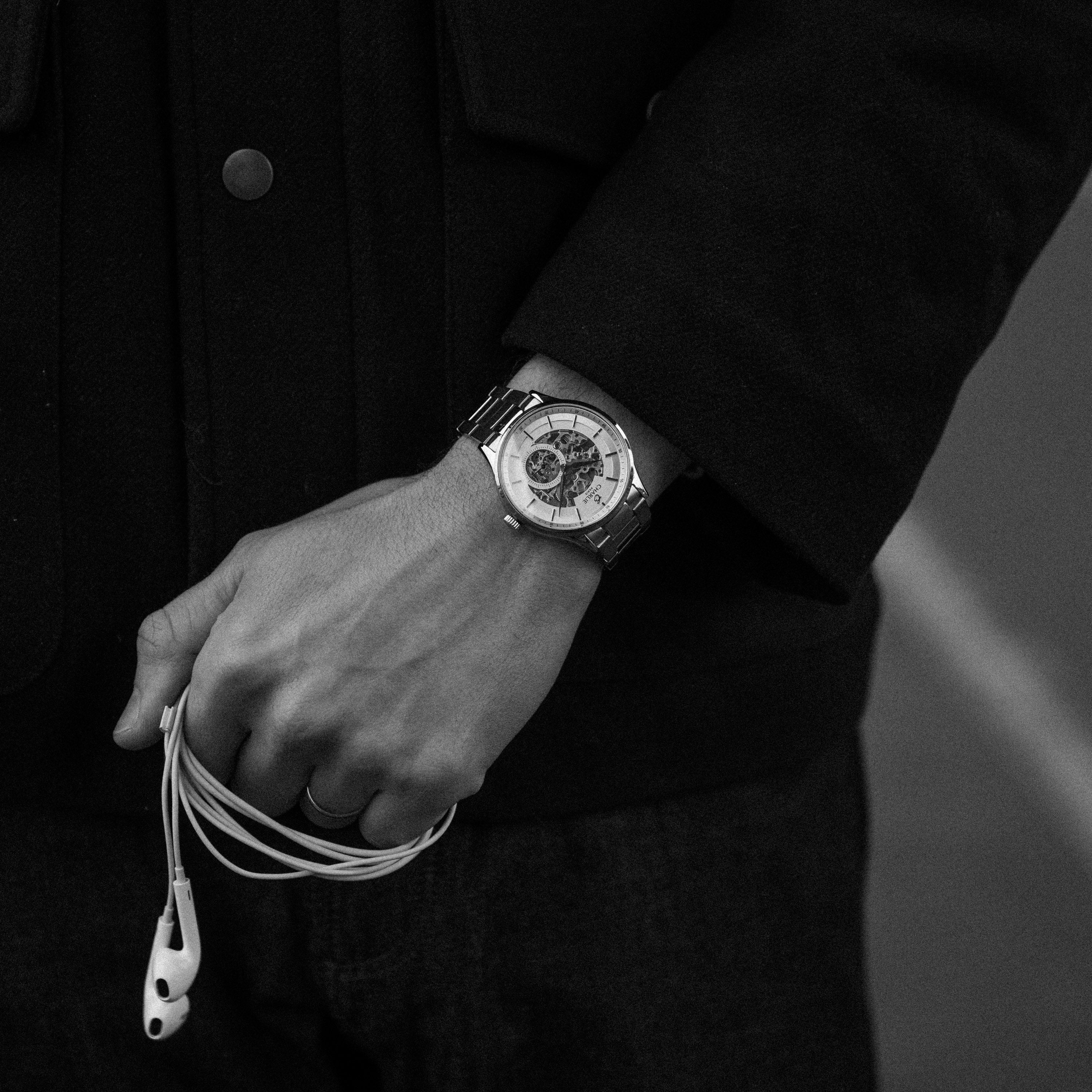 INITIAL - Skeleton - White