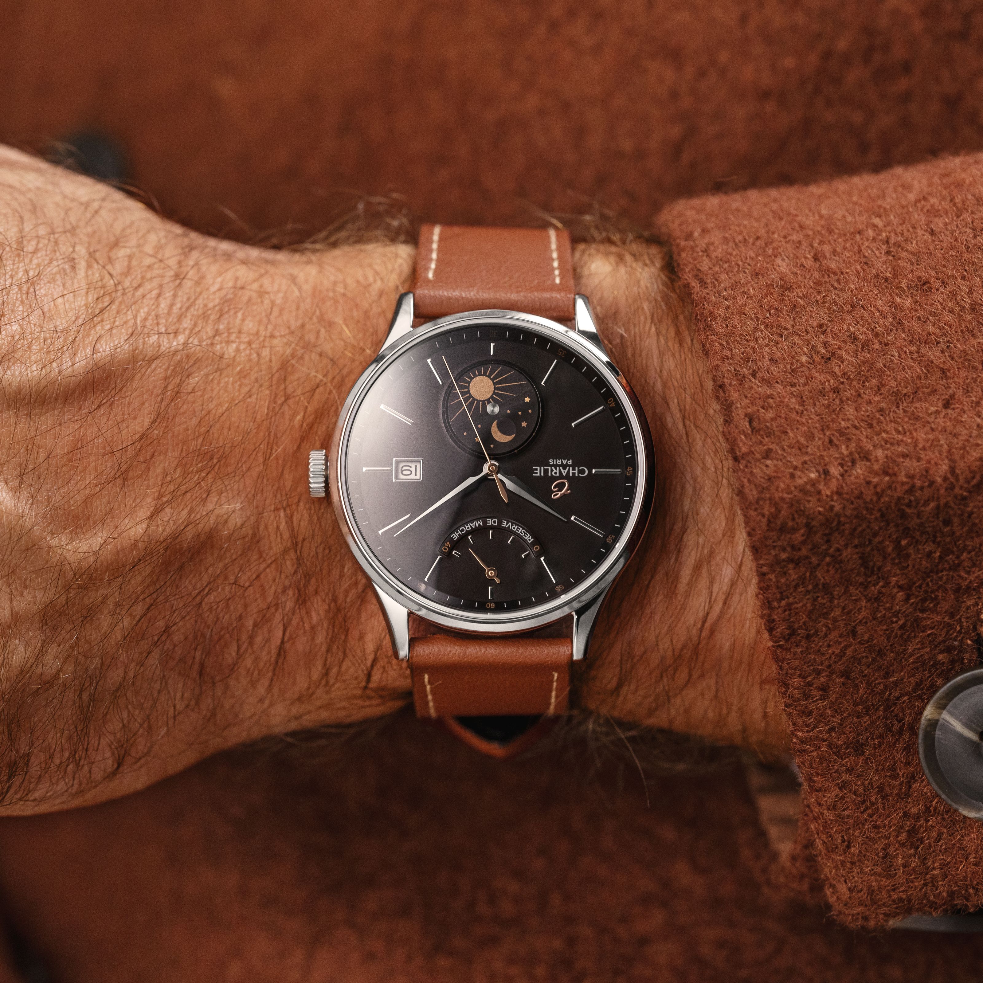 INITIAL - Day/Night - Brown