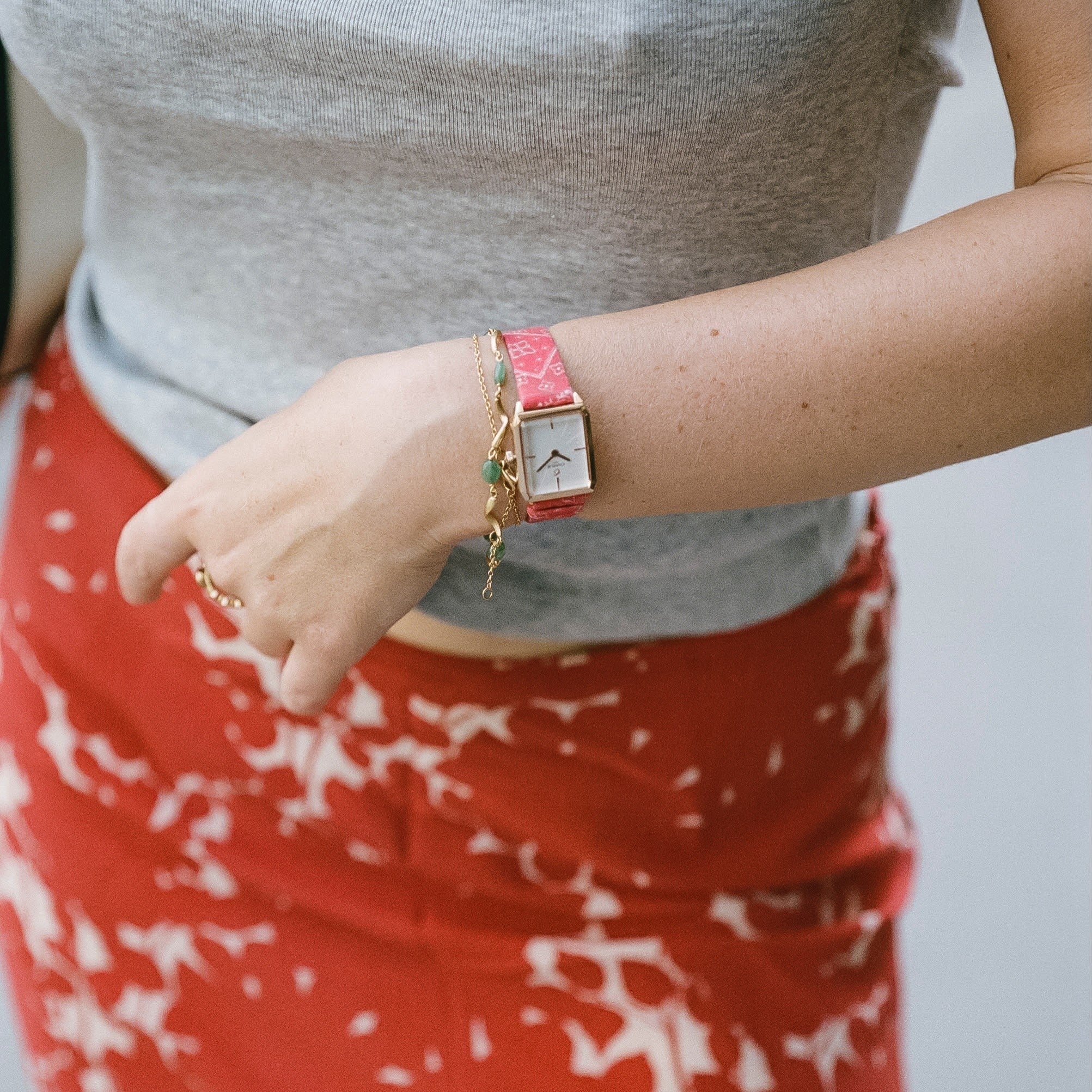<tc>Pulsera</tc> Tela de pañuelo rojo de 14 mm