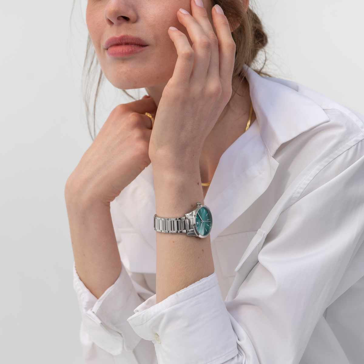 Vue de face du modèle de montre quartz étanche pour femme Aurore en version acier cadran émeraude