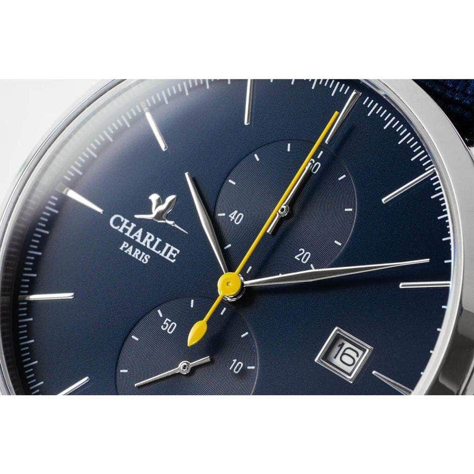 Vue de face du modèle de montre quartz chronographe pour homme Horizon avec cadran bleu