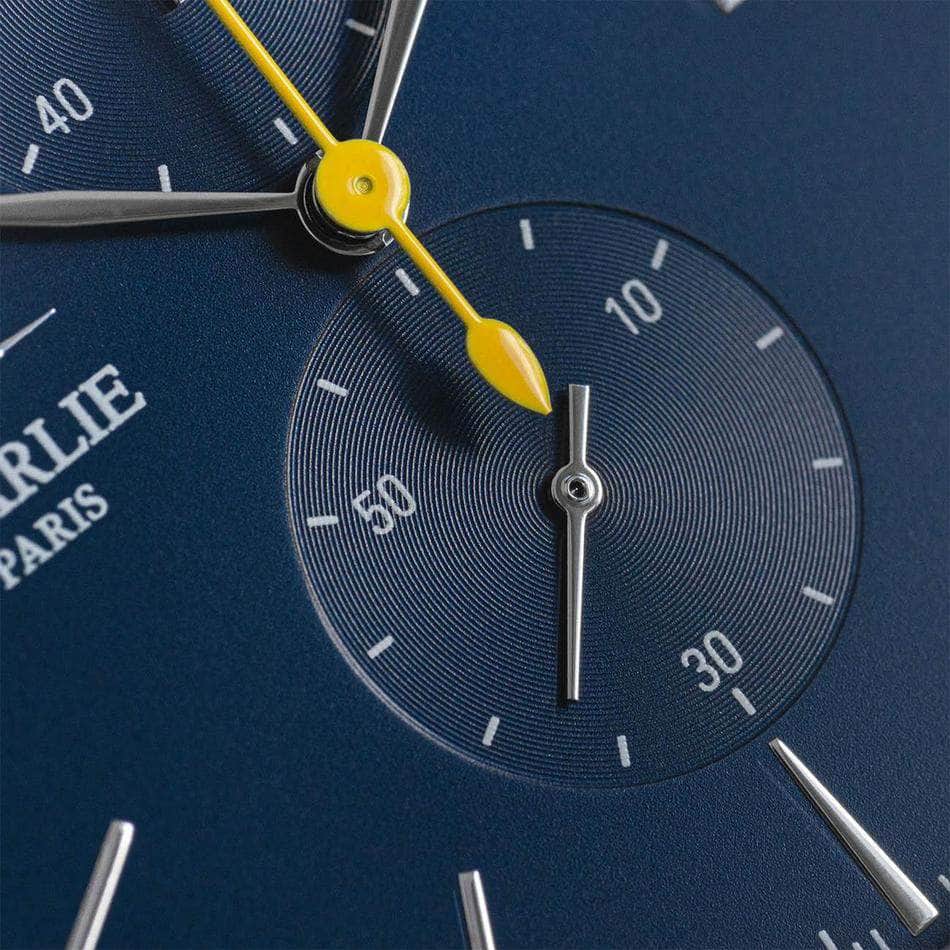 Vue de face du modèle de montre quartz chronographe pour homme Horizon avec cadran bleu