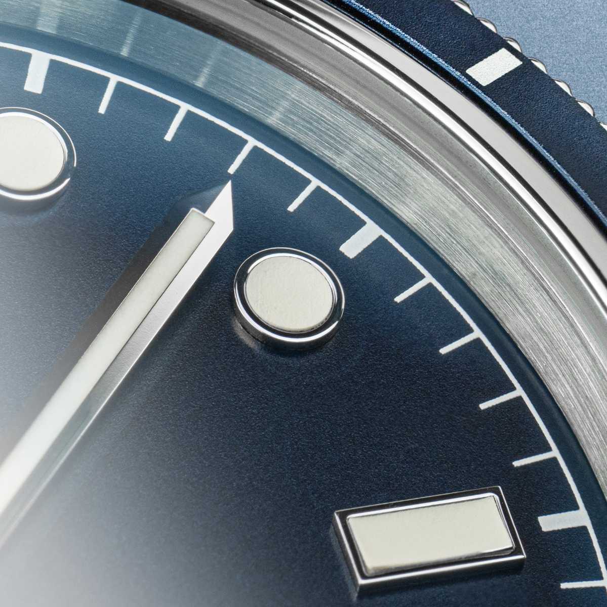 Vue de face du modèle de montre automatique étanche pour homme Concordia avec cadran bleu et bracelet acier