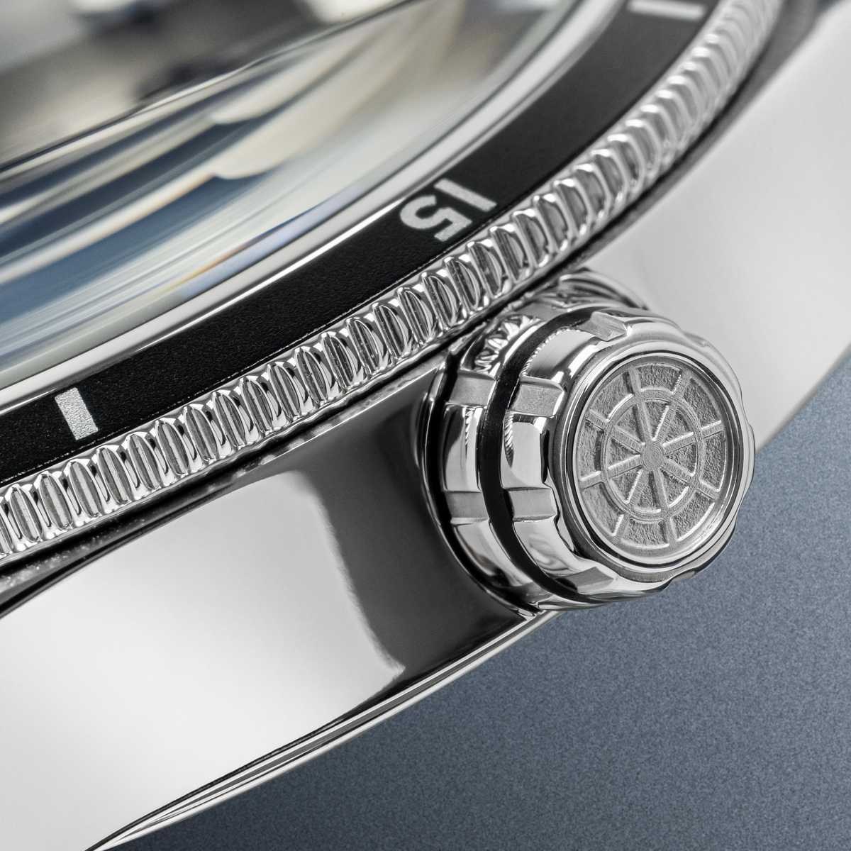 Vue de face du modèle de montre automatique étanche pour homme Concordia avec cadran noir et bracelet acier 