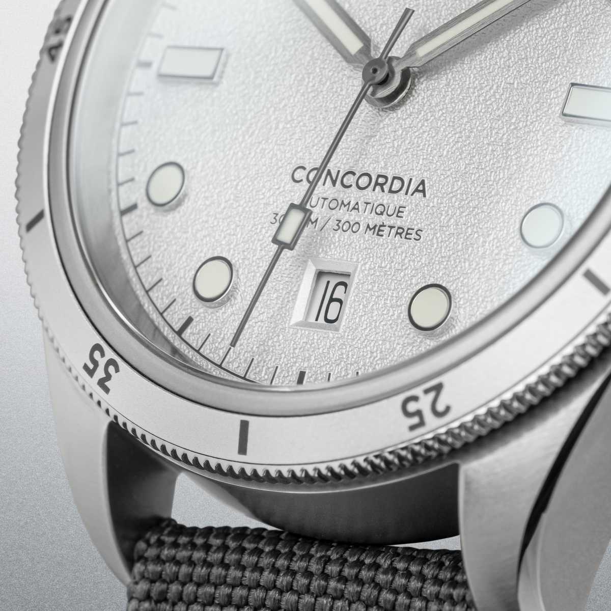 Vue de face du modèle de montre automatique étanche pour homme Concordia Toundra avec cadran blanc
