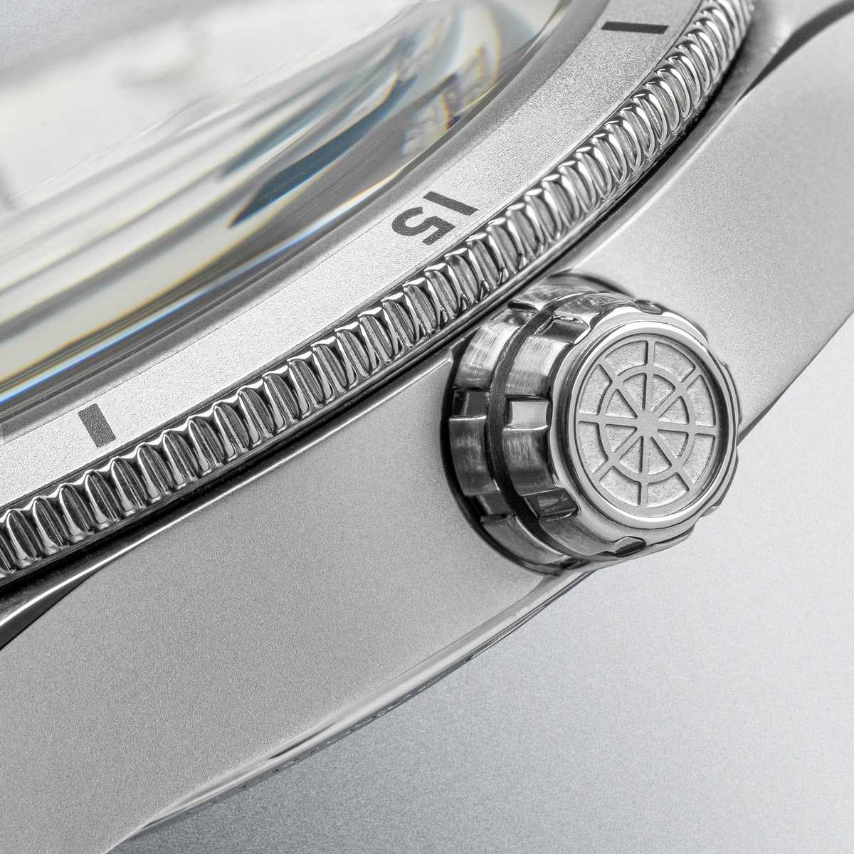 Vue de face du modèle de montre automatique étanche pour homme Concordia Toundra avec cadran blanc et bracelet acier 