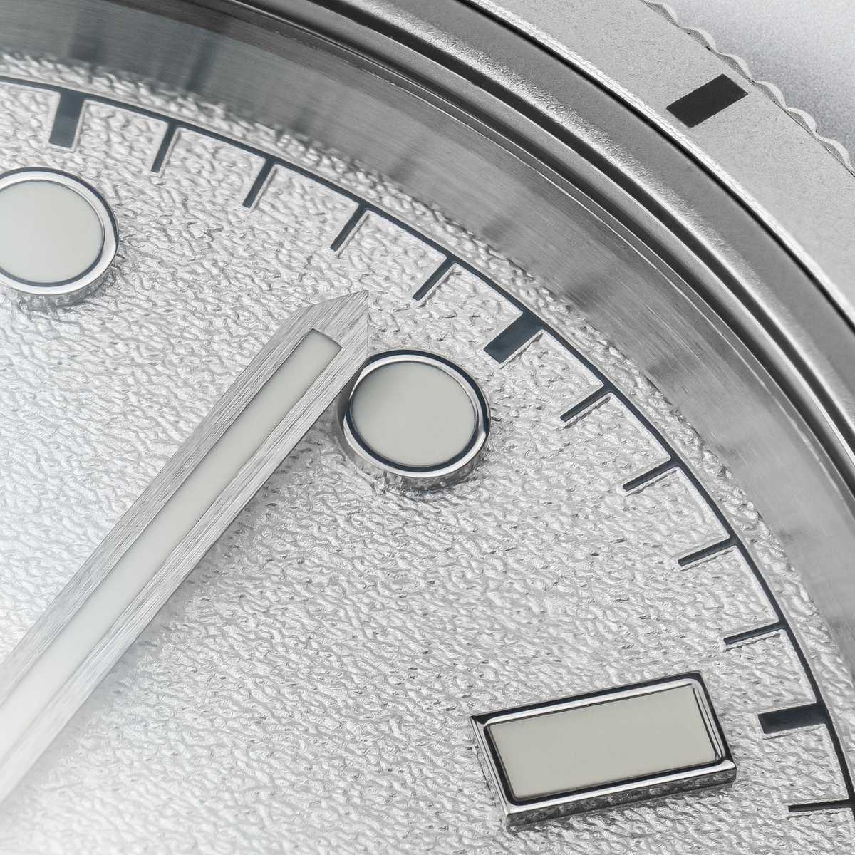 Vue de face du modèle de montre automatique étanche pour homme Concordia Toundra avec cadran blanc et bracelet acier 