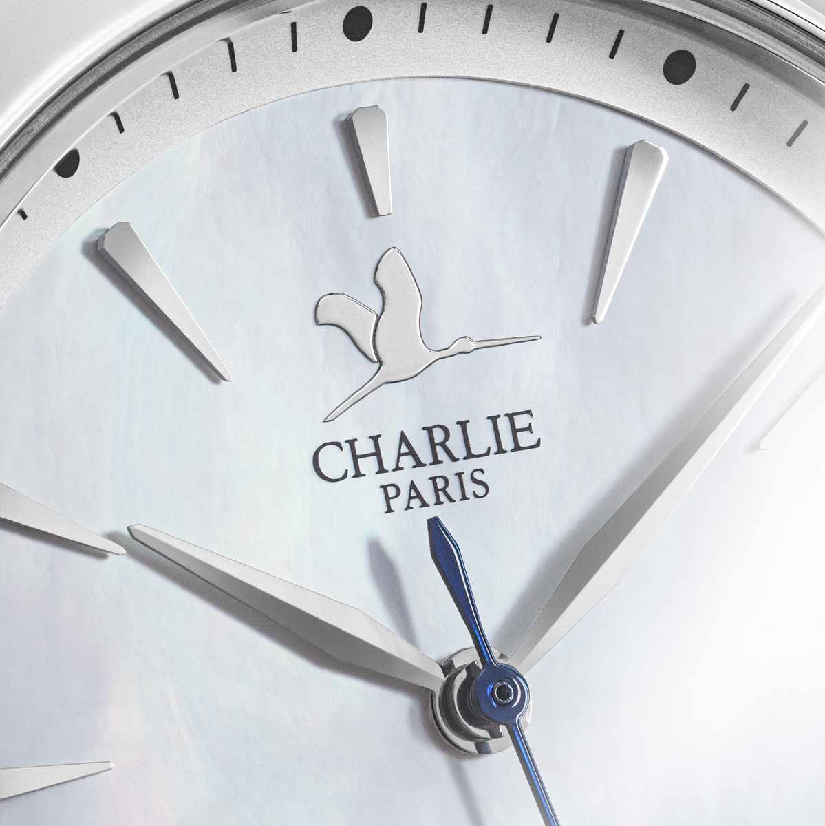 Close up sur cadran nacré de montre Charlie Paris avec logo cigogne. 