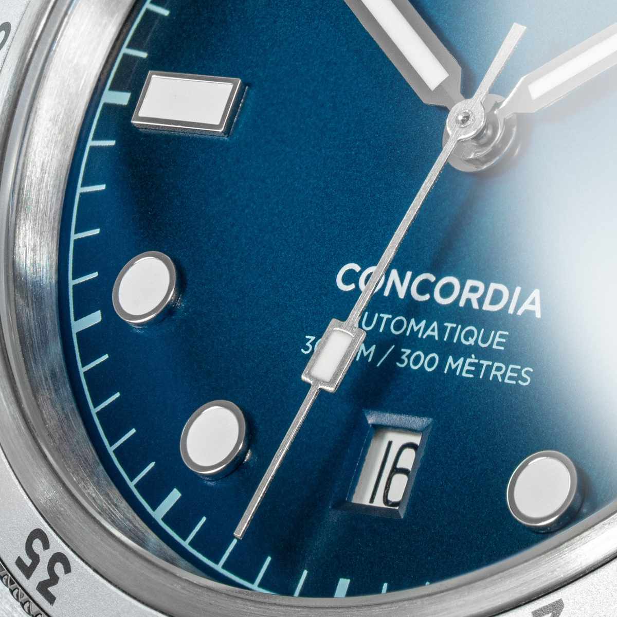 Vue de face du modèle de montre automatique étanche pour homme Concordia Nazaré avec cadran bleu