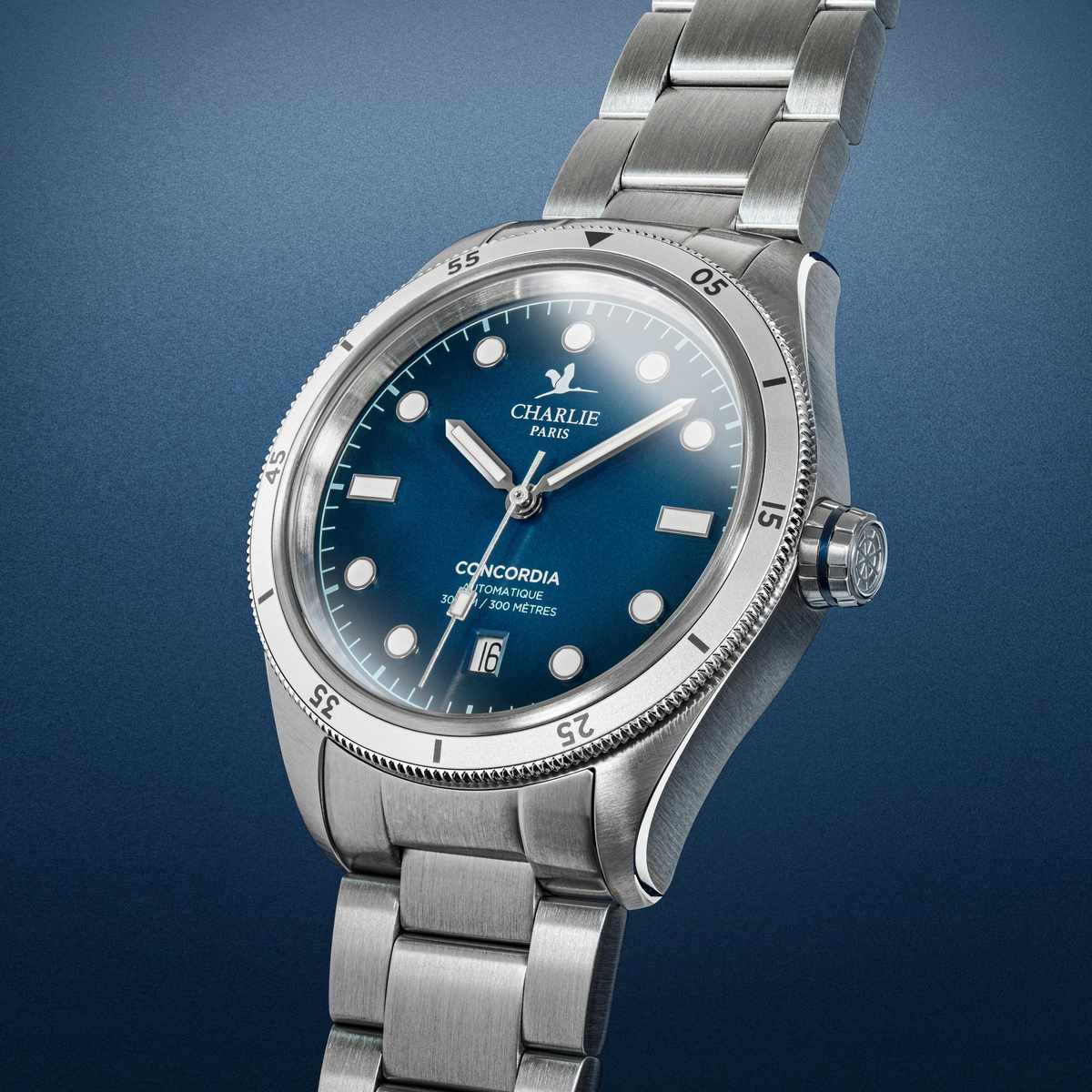 Vue de face du modèle de montre automatique étanche pour homme Concordia Nazaré avec cadran bleu et bracelet acier
