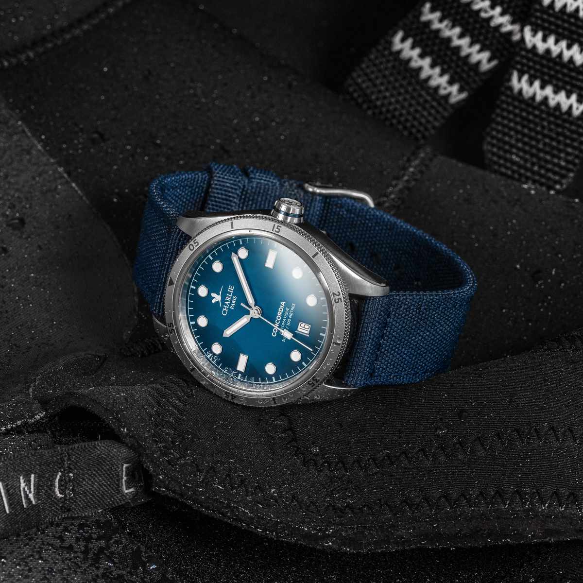 Vue de face du modèle de montre automatique étanche pour homme Concordia Nazaré avec cadran bleu