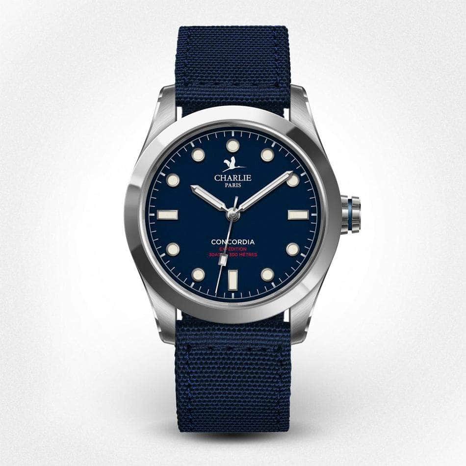 Vue de face du modèle de montre quartz étanche pour homme Concordia avec cadran bleu