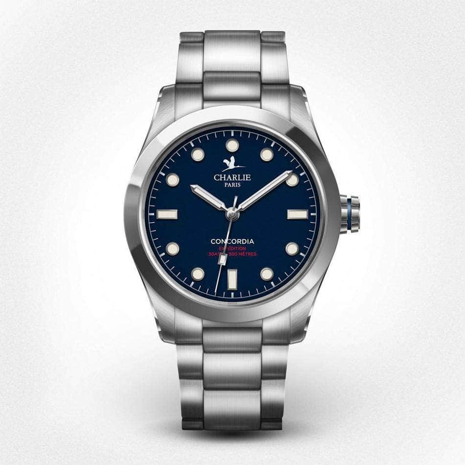 Vue de face du modèle de montre quartz étanche pour homme Concordia avec cadran bleu et bracelet acier