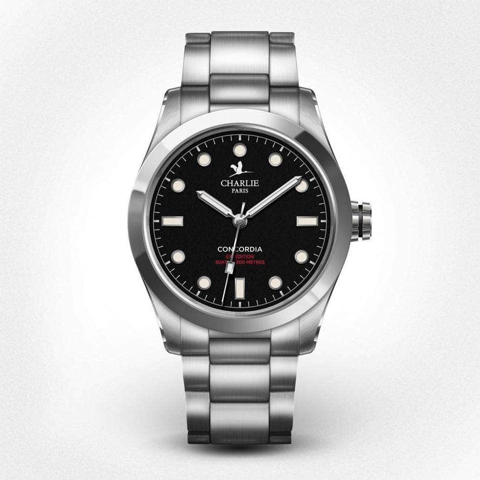 Vue de face du modèle de montre quartz étanche pour homme Concordia avec cadran noir et bracelet acier