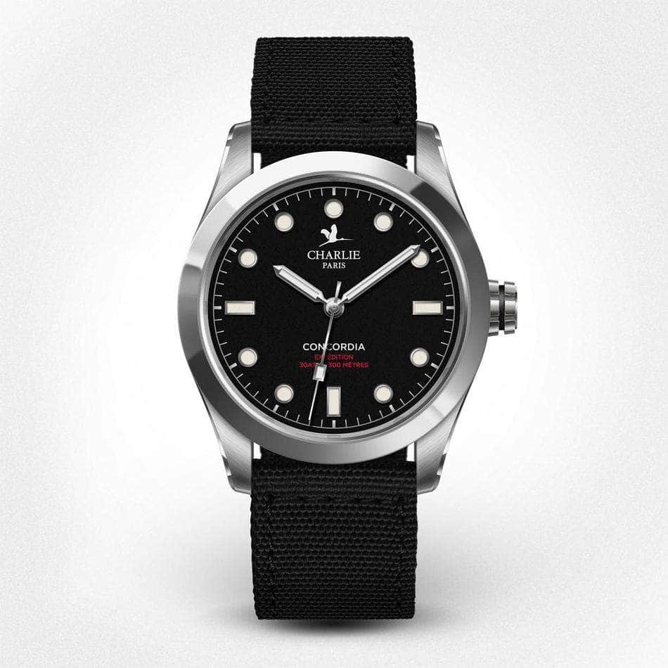 Vue de face du modèle de montre quartz étanche pour homme Concordia avec cadran noir