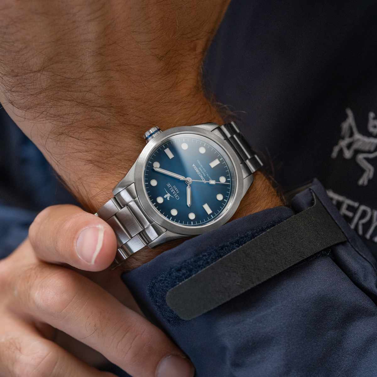 Vue de face du modèle de montre quartz étanche pour homme Concordia Nazaré avec cadran bleu et bracelet acier