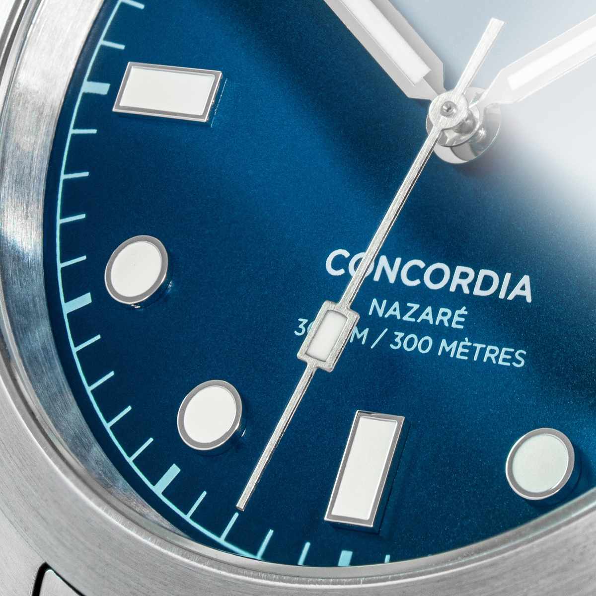 Vue de face du modèle de montre quartz étanche pour homme Concordia Nazaré avec cadran bleu