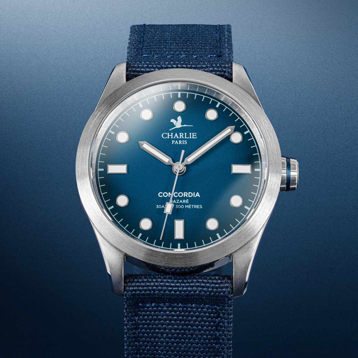 Vue de face du modèle de montre quartz étanche pour homme Concordia Nazaré avec cadran bleu